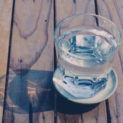 Apa ca medicament: De ce e important sa bei apa pe stomacul gol