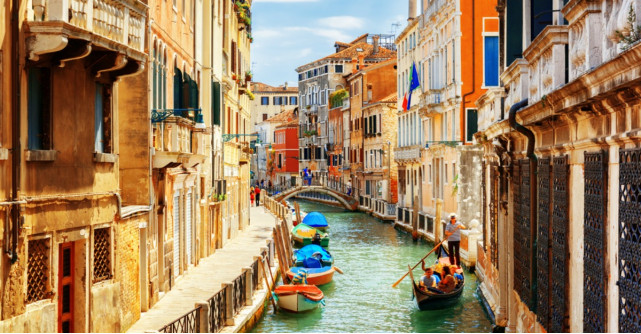 Romanii calatoresc cu aproape 50% mai ieftin in vacantele de toamna