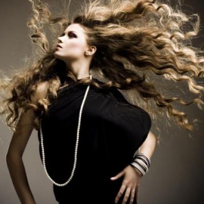 Designeri romani de top isi prezinta creatiile in scop caritabil