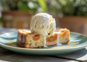 Prăjitură cu caise și iaurt: Rețetă delicioasă și ușoară cu fructe proaspete