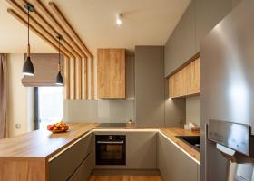 Amenajarea bucătăriei în stil modern cu mobilier la comandă: 3 recomandări utile