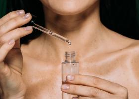 Piele uscată? Uite ce ingrediente ajută cu adevărat hidratarea profundă