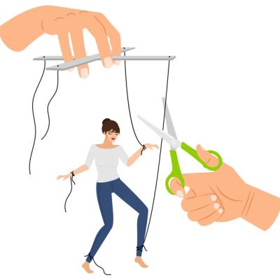 3 Comportamente greșite care te blochează în relații toxice