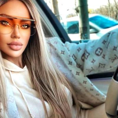 Bianca Drăgușanu, nevoită să poarte ochelari de vedere! Uite cât de șic este blondina!
