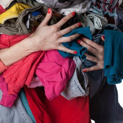 Aceasta femeie intindea intotdeauna rufele MURDARE pe balcon. Ce a urmat?