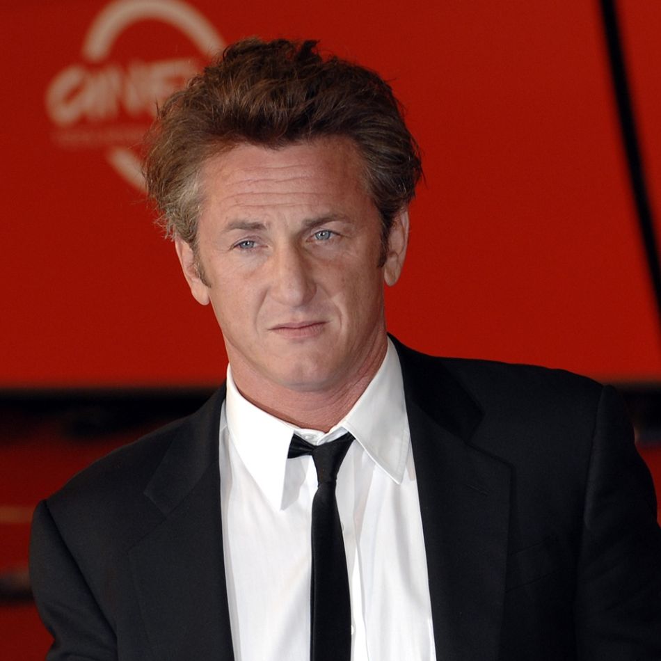 Sean Penn a primit de la președintele Zelenski un Oscar simbolic în Ucraina din metalul unui tren bombardat