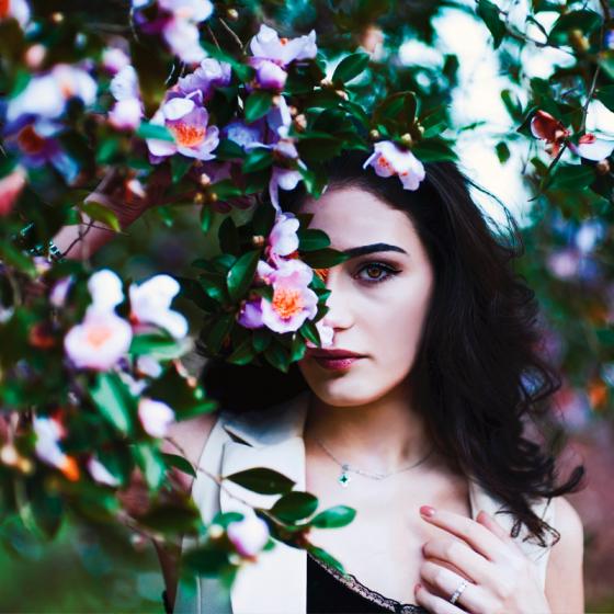 Cum porți bluze romantice cu volane în ținute office: ținute feminine la birou