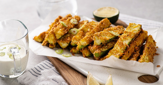Dovlecei crocanți la cuptor sau air fryer: rețeta virală de sezon, rapidă și ușoară
