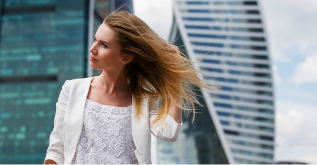 Cum te imbraci elegant, dar confortabil in acelasi timp, vara, la serviciu