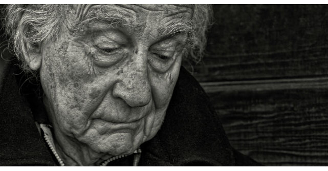 Un baietel de cinci ani a gasit pe strada un batranel fara adapost. Mi-au dat lacrimile