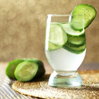 Sapte motive sa consumi apa cu castravete