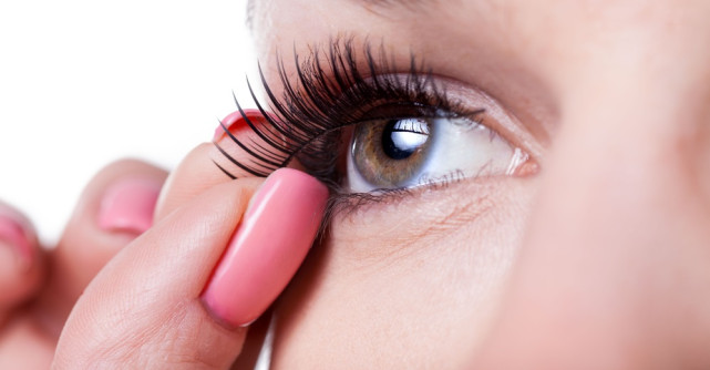 Top 3 moduri de a-ți evidenția ochii vara aceasta