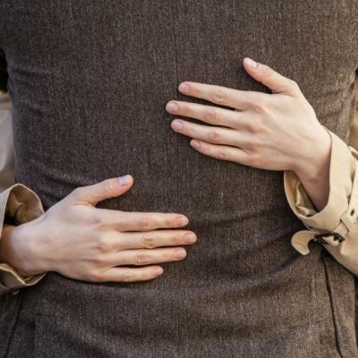 Un barbat de 50 de ani intra intr-un magazin de cosmetice. Ce face? INCREDIBIL