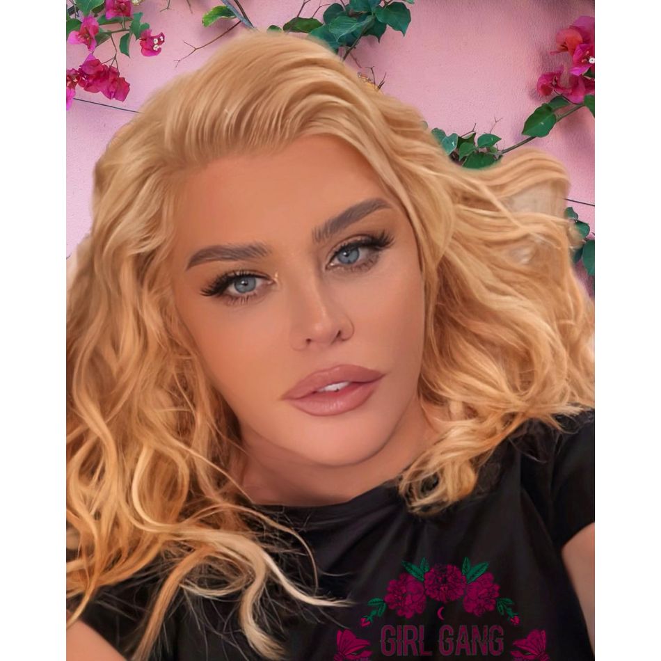 Loredana, ținută de infarct la malul mării! Bărbații au aruncat cu bani, însă internauții au criticat-o dur