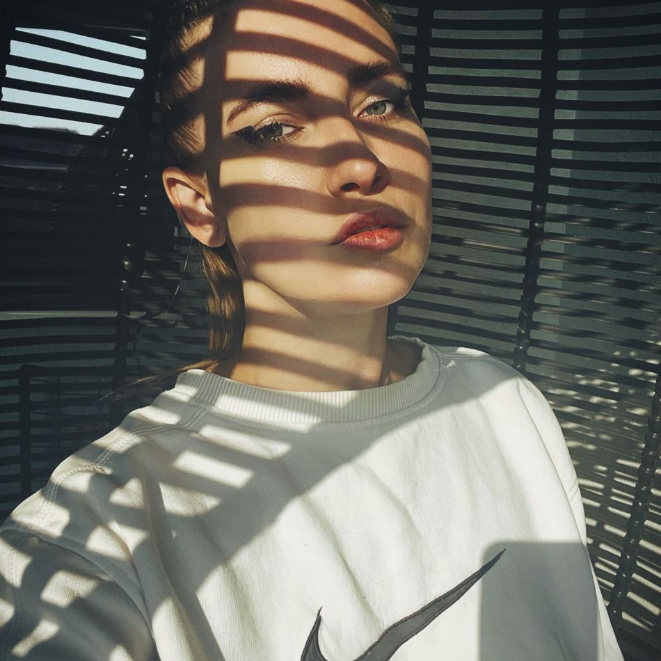 După ce a avut o găină ca animal de companie, Iulia Albu a surprins din nou! Ce animal și-a luat de această dată?