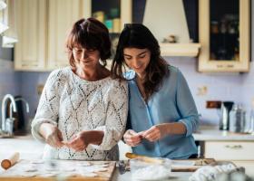 Mesaje de ziua mamei: Nu inceta niciodata sa ii spui cat de mult o iubesti