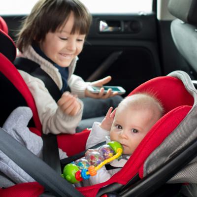 Cum alegi scoica sau scaunul auto pentru bebeluș și copilul mai mare: ghid pentru părinți