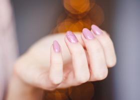 Cum îți alegi o manichiură smart pentru a crea iluzia degetelor mai lungi?