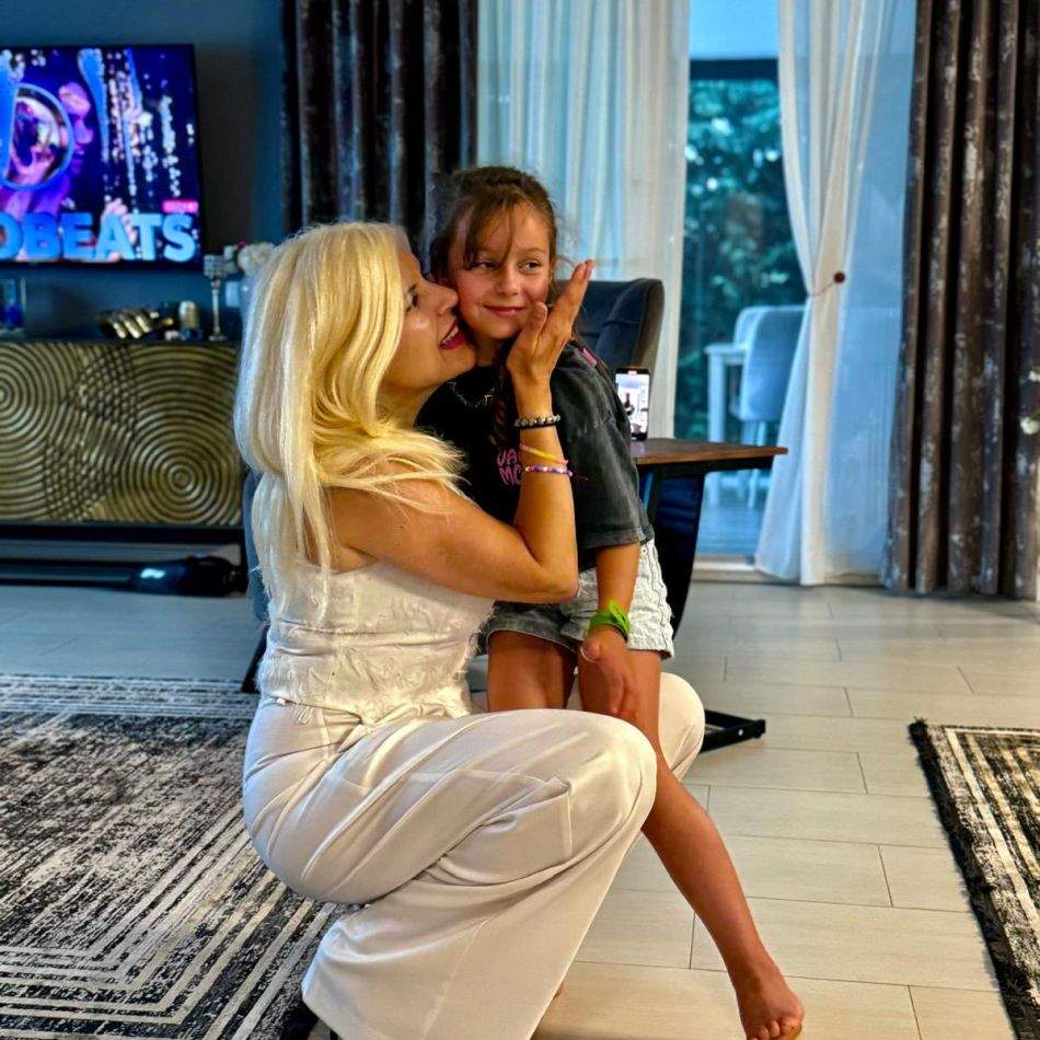 Elena Udrea, fericită departe de agitația orașului. Cum își petrece timpul alături de fiica sa, Eva: Încă un motiv pentru care..