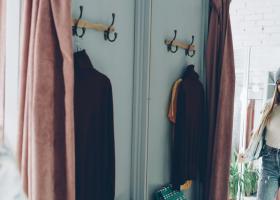Cine ești azi? Fata Quiet Luxury sau rebela Street Style? De ce nu mai trebuie să alegi