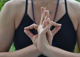 Cum să atragi banii în viața ta: 3 Mudre pentru abundență si prosperitate