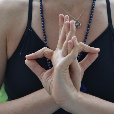 Cum să atragi banii în viața ta: 3 Mudre pentru abundență si prosperitate