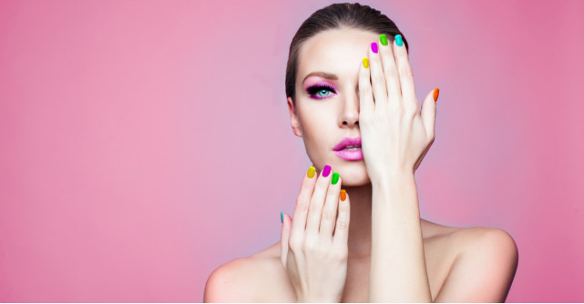 Curcubeu pe unghii: oje în culori vibrante