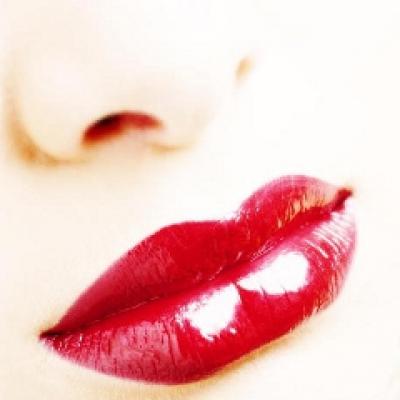 Practic: Ofera volum buzelor mici prin machiaj