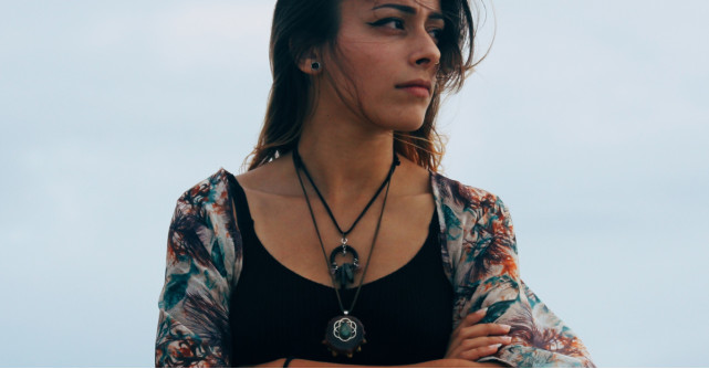 Se poartă colierele lungi cu lanț sau șnur în straturi!