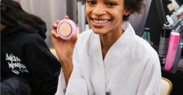 FOREO UFO isi face debutul la New York Fashion Week printr-un parteneriat cu Victoria Beckham