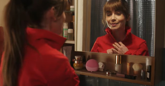 Emily Cooper dezvăluie secretul pielii sale fantastice: iconicul LUNA by FOREO.