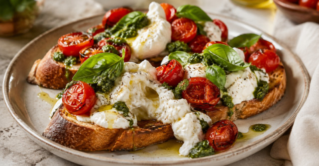 Pâine prăjită cu burrata, roșii coapte și pesto: cina de 10 minute care transformă câteva ingrediente în momente de neuitat