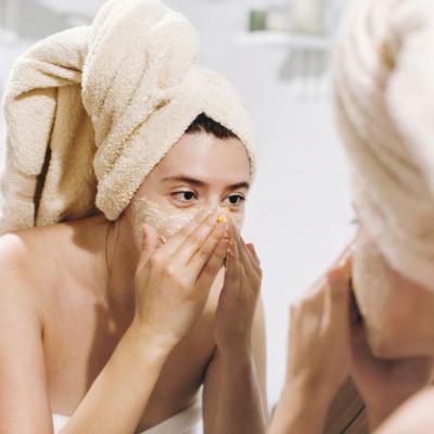 Cum alegi corect produsul de curățare a tenului: gel, spumă, lapte sau ulei