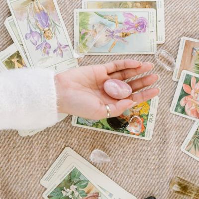 11 pachete de cărți de tarot și oracol: Cum îți începi drumul în cartomanție?