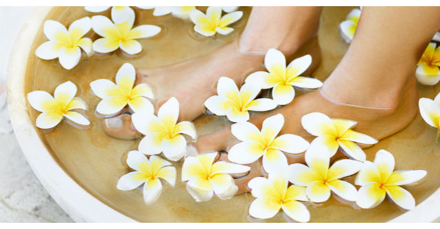 Ce se intampla daca tii picioarele in apa fierbinte cu zeama de lamaie. Efect incredibil