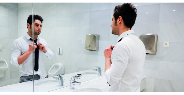 Acest barbat voia sa iasa in oras cu prietenii. Ce a facut sotia lui? GENIAL