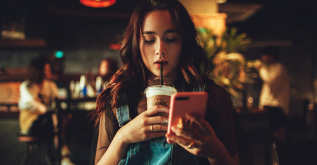 Dragă Alma, vorbesc prin mesaje zi de zi cu un coleg de la muncă și simt că îmi mint iubitul