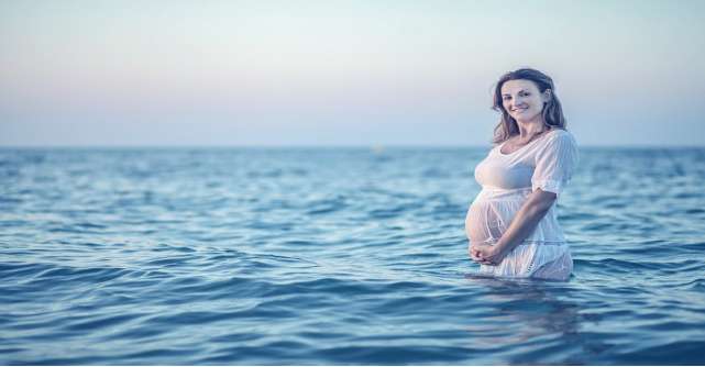 Costume de baie pentru femei gravide: cele mai frumoase modele pentru o vara in doi