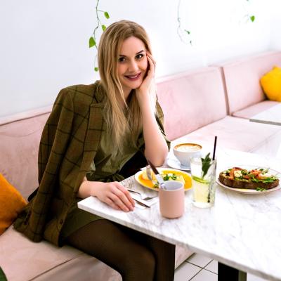 De la birou la brunch: outfituri versatile pentru o tranziție lină de la lucru la timpul liber