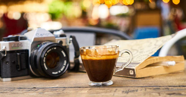De ce beau italienii cafeaua în picioare? Povestea unui obicei de peste 100 de ani