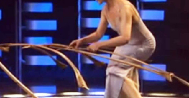 Video: Este singura femeie din lume care poate face asa ceva!