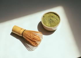 Matcha: băutura verde care îți schimbă energia. Ce este, de unde vine și cum se prepară corect
