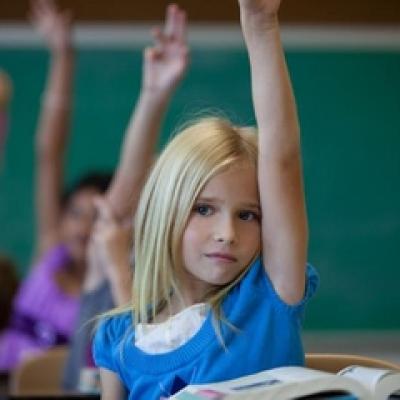 Ajuta un copil sa mearga la scoala