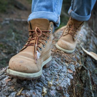 Bocanci de munte pentru drumeții prin zăpadă