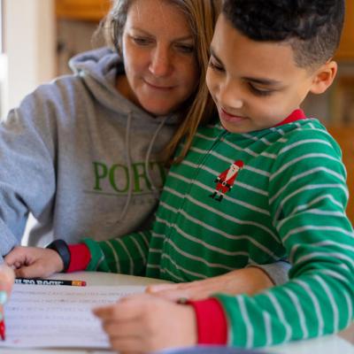 Familiile celor care lucrează au nevoie de mai mult sprijin pe măsură ce COVID-19 ia amploare