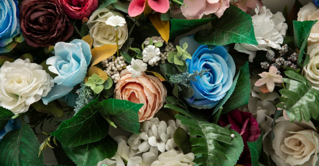 Flori artificiale vs flori naturale - avantaje și dezavantaje prin comparație