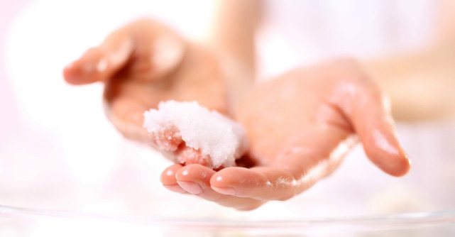 Metoda corecta de a folosi un scrub cu zahar, potrivit specialistilor