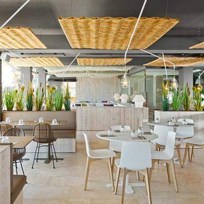 Amenajarea unui bar de la malul marii