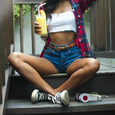 Cum purtam bluza scurta crop vara asta