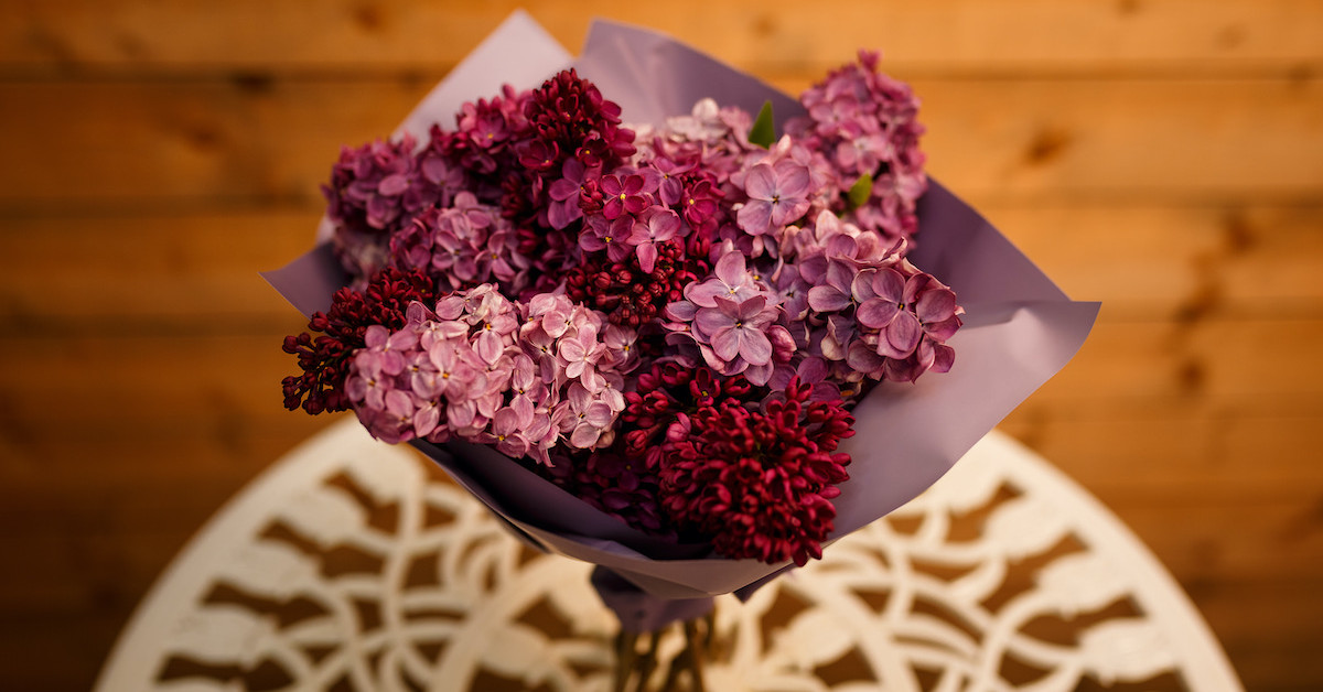 Poza 3 din 6 baiatul cu flori